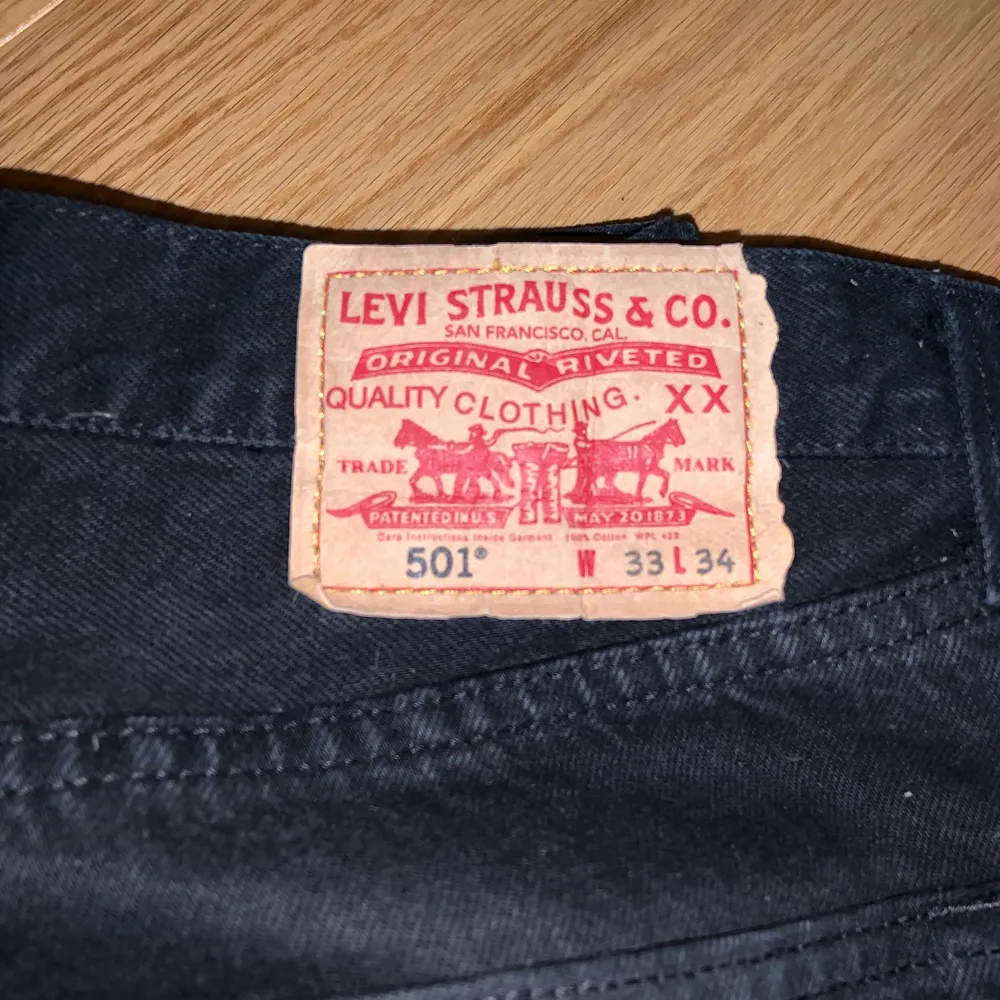 Svarta jättefina levis 501 i storlek 33/34. Säljer då de inte passar mig, asbra kvalitet och knappt använda. Långa i längden så passar om man har lite längre ben. Jeans & Byxor.