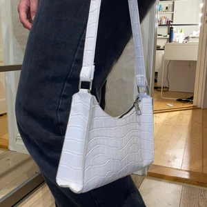Vit handväska - Superfin vit handväska🤍 rymmer  mycket och är inte använd ofta🥰 köparen står för frakt 📦 