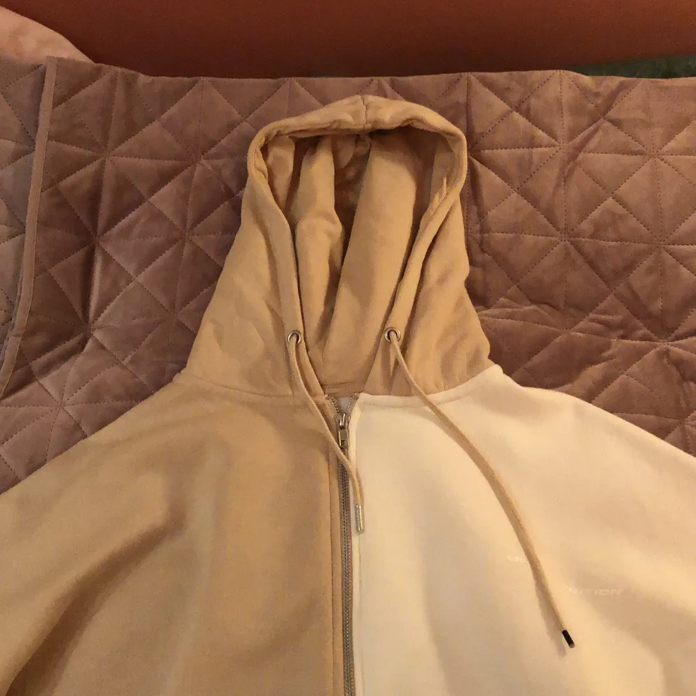 Beige, vit och brun sip up hoodie som endast är använd ett fåtal gånger. Köpt på Boohoo och fint skick. Köpare står för frakt. . Hoodies.