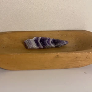 Rå ametist chevron - Hej! Jag säljer denna råa ametist chevron spetsen för 55kr. Frakten är köparen ansvarig för. 💗 Om ni gillar kristaller så kolla gärna min profil där jag säljer massor med kristaller och annat 💗🔮