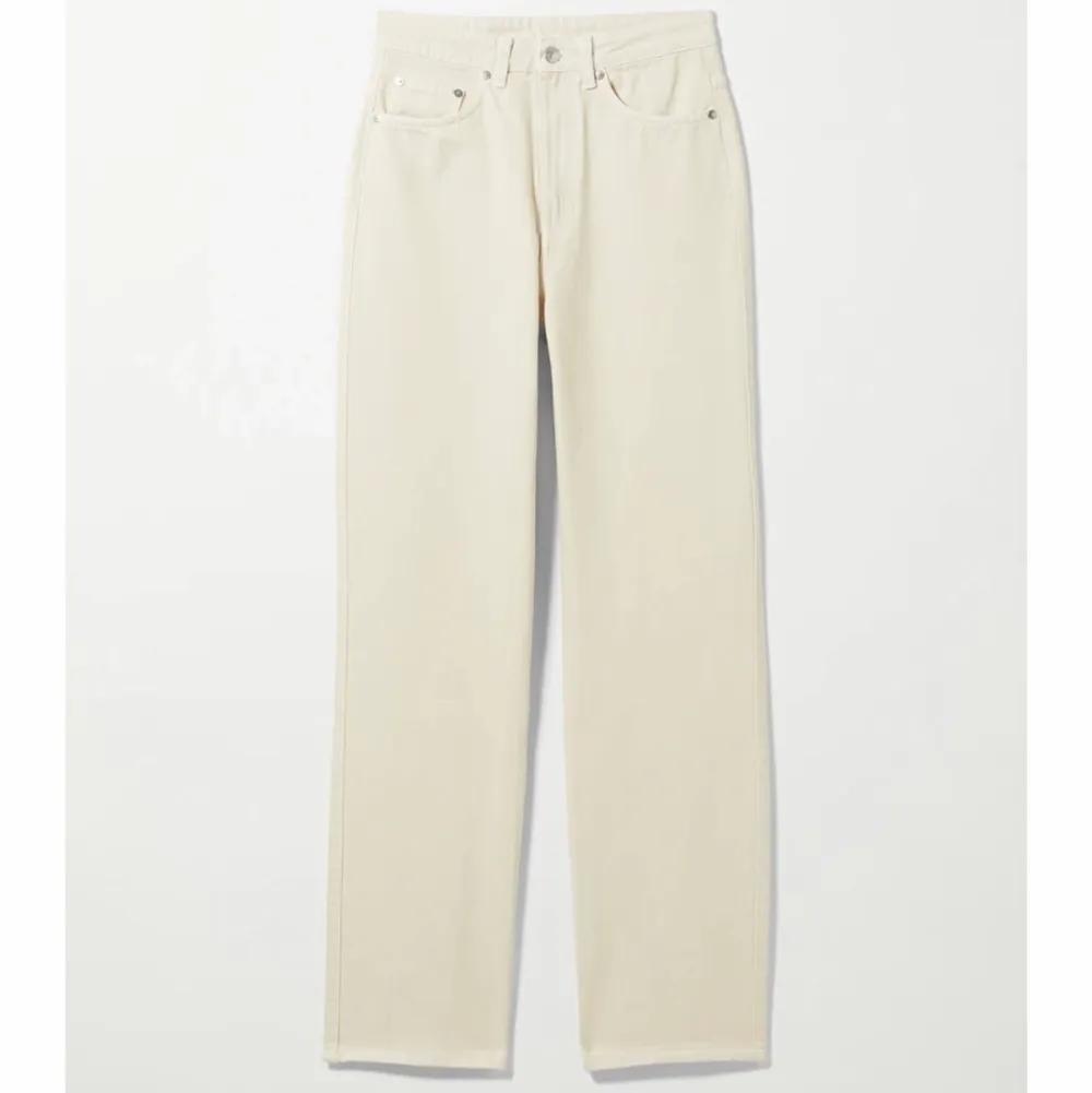 Beigea jeans från Weekday i modellen ”Rowe, extra high straight jeans”. Bild från hemsidan men kan skicka mer bilder på byxorna om önskas. Väldigt bra skick, inköpta förra sommaren. Nypris 500, säljes för 150:- + frakt ✨. Jeans & Byxor.