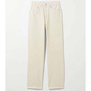 Beigea jeans från Weekday i modellen ”Rowe, extra high straight jeans”. Bild från hemsidan men kan skicka mer bilder på byxorna om önskas. Väldigt bra skick, inköpta förra sommaren. Nypris 500, säljes för 150:- + frakt ✨