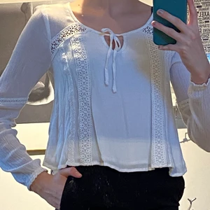 Hollister blus - En vit blus från Hollister i strl XS. Den är i fint skick då den  bara är anvönd några få gånger. Skicka gärna om du undrar över något💕