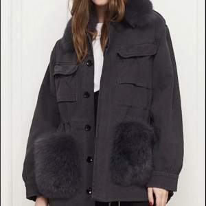 Intressekoll!!! På min custommade jacka ”Windie Fur” i färgen grå. Väldigt populär och säljs inte längre❤️‍🔥❤️‍🔥❤️‍🔥