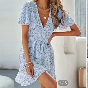 Klänning - Säljer nu min jättefina klänning då den ej kommer till användning. Den är i jötte fint skick då den endast är använd två ggr. Bilderna är lånade men det är exakt den jag säljer💕Köparen står för frakt💕