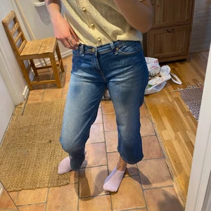 Lågmidjade bootcuts - Lågmidjade blåa bootcutsjeans från Lee. De är korta i längden för mig som är 170cm. I jättefint skick.