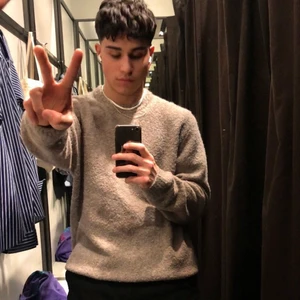 Zara tröja - Hej! Jag säljer min helt nya zara tröja. Den är helt ny med lappen kvar. Aldrig använd😁Skit skön och lite oversize oxå🥳 DEN FINS INTE ATT KÖPA LÄNGREChecka gärna profilen då jag har andra snygga kläder till ett billigt pris!✨