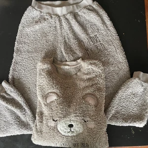 Mysig mys sett - Säljer mitt gulliga mys sett som jag har fått många frågor på vad man kan köpa. Det går inte längre att få tag på det och köptes på Cubus.  Tröjan M och byxorna S funkar även till M.