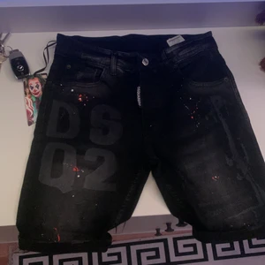 Dsquared2 shorts svart - Dsquared2 shorts oanvända storlek 44 säljs för 350kr