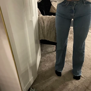 Jeans - Säljer ett par vida/raka jeans från zara i väldigt gott skick eftersom jag tyvärr börjar växa ur dem💓