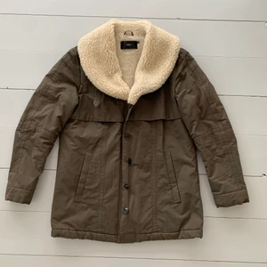 Filippa K Jacka strl: Large - Grön jacka med fårskinn. Mycket fint skick, strorlek large. Använd ett fåtal gånger