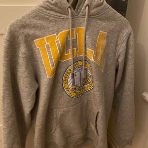 Jag säljer denna UCLA hoodie ifrån hm som är använd ett par fåtal gånger. Sitter som en S/M och är varm och skön! Köparen står för frakt ☺️