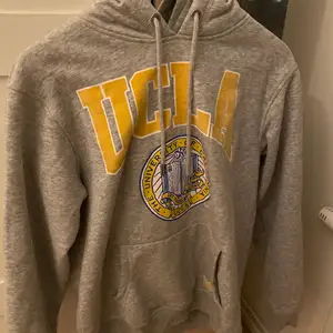 Jag säljer denna UCLA hoodie ifrån hm som är använd ett par fåtal gånger. Sitter som en S/M och är varm och skön! Köparen står för frakt ☺️