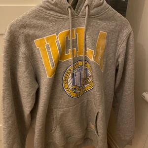 UCLA Hoodie - Jag säljer denna UCLA hoodie ifrån hm som är använd ett par fåtal gånger. Sitter som en S/M och är varm och skön! Köparen står för frakt ☺️