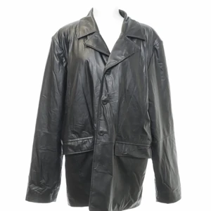 Vintage läderkavaj i fejkläder - Skitsnygg vintage läderkavaj i fejkläder. Köpt second hand så i använt men bra skick. I storlek xl dam men sitter superfint oversized på mig som brukar vara s/m!