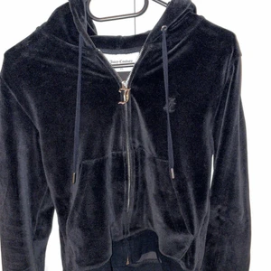 Juicy couture  - Säljer denna svarta juicy couture kofta i storlek xs, säljer för 400 fåtal använd 