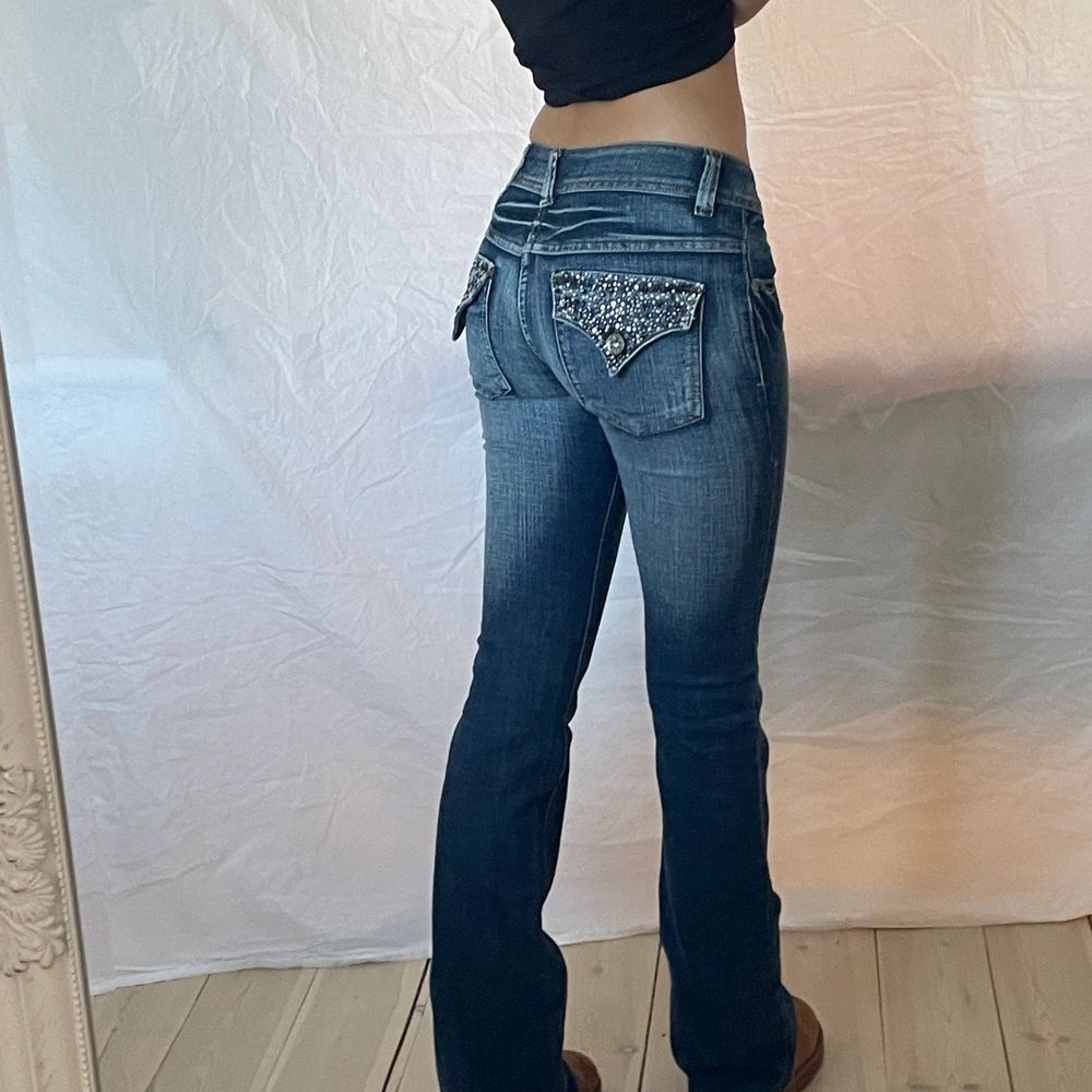 Favorit jeans som ser ut som miss me men tyvärr liite för små för mig nu så måste sälja, unika skitsnygga fickor och bootcut modell! Innerbenslängd 81 cm och midjemått 70cm, jag är 173 och dem är ganska stretchiga och som nya! (bud är bindande) ❗️köp direkt för 1000kr. Jeans & Byxor.