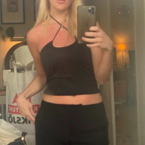 Linne  - Säljer mitt fina linne som är korsat vid brösten/halsen ingen storlek men ja är en s❤️