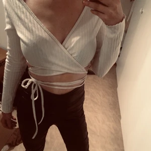 Sexiga toppar Dam Storlek S  - Säljer dessa tre söta toppar för endast 250 kr. Då ingår även byxorna. Ena paret är mina absoluta favoritbyxor som jag vet kommer passa perfekt. Har även massa massa fina toppar jag gärna skänker med eller säljer billigt. Skriv meddelande. 