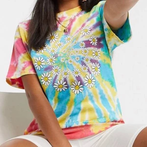 Tie-dye tröja - Så söt!                                                                                              Säljer denna t-shirt, endast använd ett fåtal gånger. Ganska unik i sitt tryck. Kan sänka pris vid snabb affär! Skriv för mer frågor💘