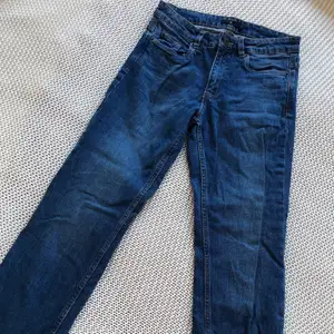 Ankel jeans från Åhléns i strl 34. Använt väldigt få gånger så är i jättebra skick. Hör av er vid intresse. 💙