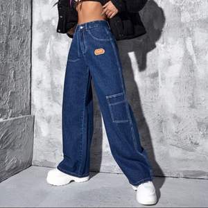 Coola wide-jeans med en riktigt nice street-vibe. Skönt material och ger en edge på dina outfits. Storlek XS, men sitter som ett smäck på mig som är S.💙💙
