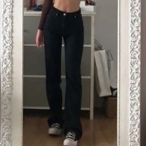 Jeans - Intressekoll!! Madlady jeans i storlek 34 längd 30. 180kr + frakt 🤍 med frakt blir de alltså 366, ordinarie pris på madlady är 550kr (första bilden är lånad)