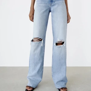 Zara jeans - Full length jeans från zara med slitningar på vardera knä, storlek 36 men lite oversized i storleken. Långa i benen men går att klippa av i och med den råa kanten som redan är på byxan. Har fler bilder om så önskas!