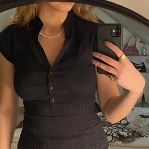 Svart randig blus - Säljer dena svarta blus med diskreta ränder då den är lite för liten för mig runt bysten! Den är figursydd och framhäver dina former. Tyget är svart med svarta och lite glansigare ränder som är rätt så diskreta💚💚 Det är en 36 och vanligtvis är jag en 38:) Skriv för fler bilder eller frågor, köparen står för frakt📦📦