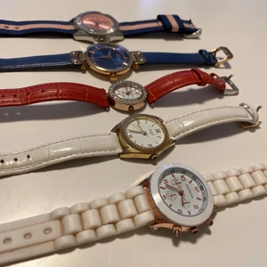 Alla slags handklockor!  - Säljer nu dessa fem klockor de är i väldig bra skick eftersom jag inte riktigt brukar eller gillar ha på mig klockor. Om du gillar någon specifik är det bara att fråga om fler bilder. (1 för 90, 3 för 240 alla 5 för 400)… köparen står för frakten! 