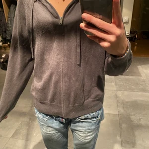Kashmirhoodie - Säljer den här populära zip hoodien från HM i kashmirmix👍👍 Nästan helt oanvönd
