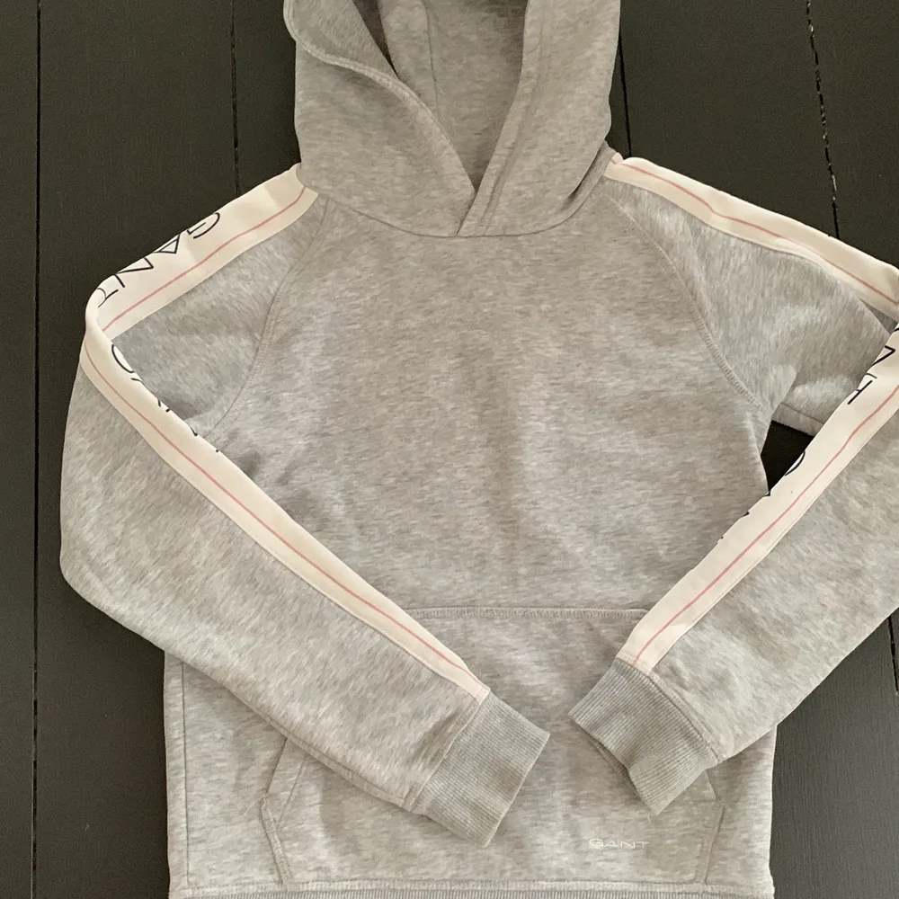 En jätte fin Gant hoodie som är jätte bra Skick!💗 fråga om flera bilder! ( köparen står för frakten )😍. Hoodies.