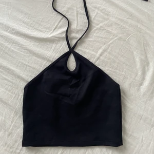 Zara topp - Säljer denna populära toppen från Zara i stolrlek S, helt oanvänd och därav i nyskick💓💓 Materialet är stretchigt och inte genomskinligt <3