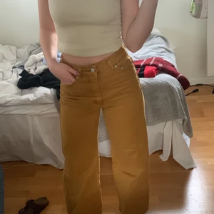 Weekday jeans  - Säljer ett par brungula jeans från weekday i storlek 24. Vida i benen och tajt i midjan/rumpan.💕 köparen står för frakt