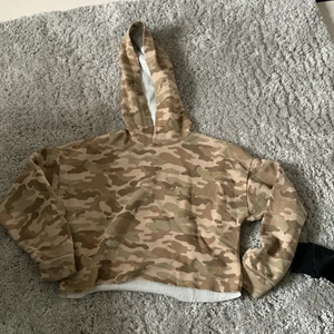 Lager 157 NEU - Säljer denna fräna tröjan! Lite kortare en vanliga tröjor och är sååå snygg 🤩 Storleken är M/L men hade varit super snygg på en S/M om man gillar lite luftigare plagg! En super snygg och SKÖN Hoodie, verkligen! Jätte mjuk inuti💞