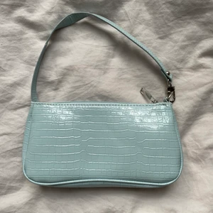 Väska  - Säljer min väska som är i bra skick🤍skriv privat för mer information!🤍