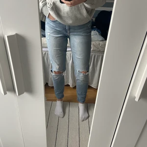 Håliga jeans - Osäker på vilken storlek, men jag brukar i vanliga falla ha 38! 100 kr + frakt💓💓