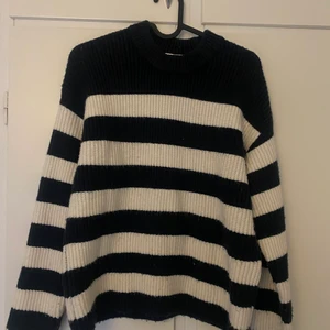 Stickad tröja  - Marinblå och vit randig 🤍 använd 2 ggr, passar även xs och liten s