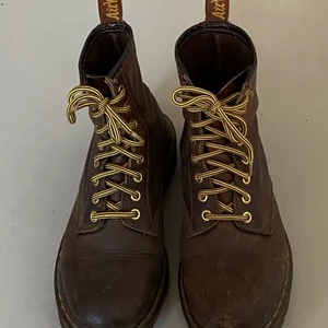 De Martens stl 37 till 37,5 - Bruna dr Martens. Hela och rena. Snygg patina. 