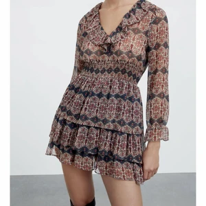 Klänning från Zara - Sjukt fin klänning från Zara som är helt slutsåld och prislappen är kvar. Om fler är intresserade blir det budgivning. 💗