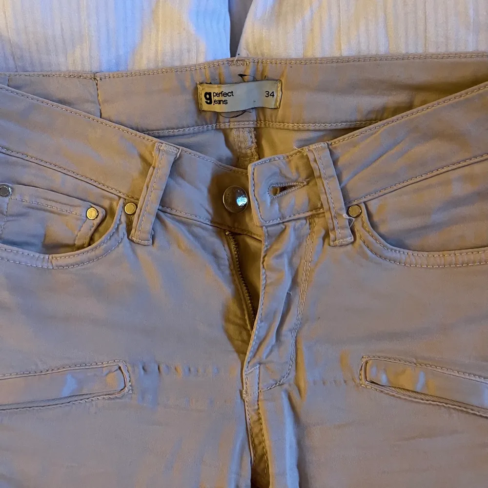 Beiga cargopants från Gina Tricot i storlek 34. . Jeans & Byxor.