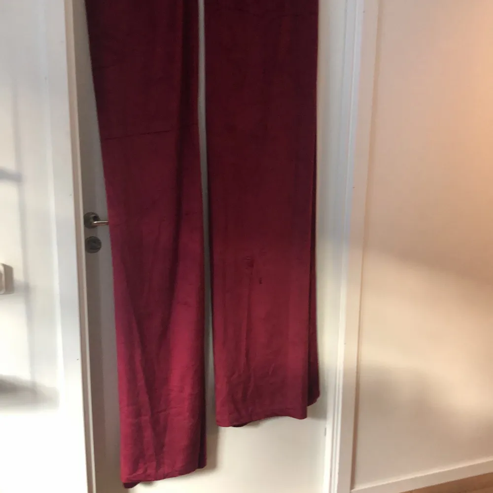 Djupt röda gardiner, två kappor. Endast uppsatta någon vecka. 210cm långa. Något mörkläggande effekt. Passar dig som vill få en varm känsla i rummet✨. Muu.