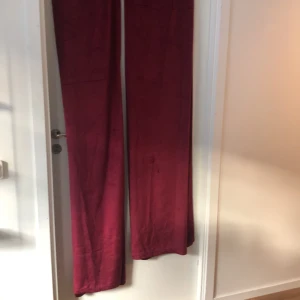Sametsröda gardiner - Djupt röda gardiner, två kappor. Endast uppsatta någon vecka. 210cm långa. Något mörkläggande effekt. Passar dig som vill få en varm känsla i rummet✨