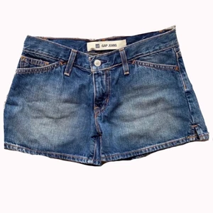 Y2k gap shorts  - Shorts Lite öppen i sidan. Kommer inte ihåg vad jag köpte dom för men aldrig använda. För mer bilder kontakta! Köparen står för frakten 😊 storleken står int på plagget men dem är för små för mig som har S. Gå gärna in och kolla på mina andra plagg! 