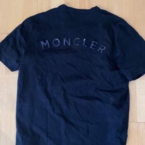Säljer en Moncler T-shirt, oversizemodell, helt ny använd 2-3 gånger, köpt för 2000 säljer för 600:- kan nog rota fram ett kvitto ifall de önskas. 