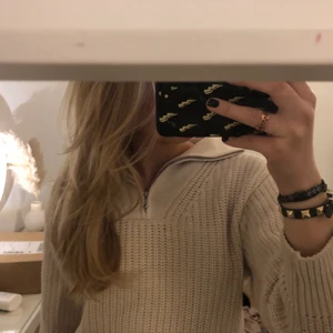 stickad tröja med dragkedja!! 💘💘  - säljer denna mysiga stickade tröja med dragkedja, skit snygg och går att styla med mycket 🤝🤝 säljer för att jag inte använder den, HELT slutsåld på Gina tricots hemsida!!! säljer direkt för 250kr exklusive frakt, storlek 34 💘💘 budgivning börjar på 200kr 🙏🏼