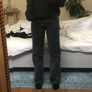 Gråa/svarta jeans  - Jättenajs jeans från Brandy Melville som tyvärr har blivit för små :/ har vanligtvis s men passar en xs bättre. Det finns resor i midjan så de går att göra mindre om man vill! Bra kvalite men slitna längst ner vid benen, men inget man tänker på! 