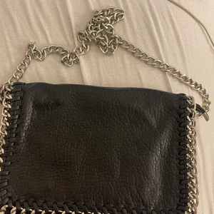 Väska  - En väska som är köpt från scorett. 