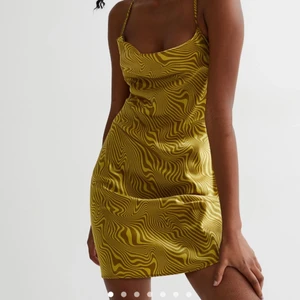 H&m klänning  - En gulig klänning från h&m. Använd 1 gång då den var för stor för mig som har s i klänning. Denna är en Storlek L. Säljer  för 60 och 40 i frakt. Köpte den för 149kr