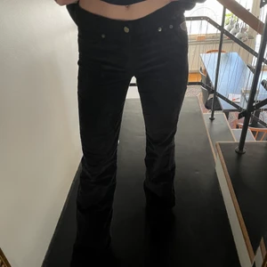 Lois manchesterbyxor  - Svarta low-waisted manchesterbyxor från Lois. Går ner på foten på mig som är 170! Använda va 5 ggr. Nypris 1000kr💛mitt pris 300. 